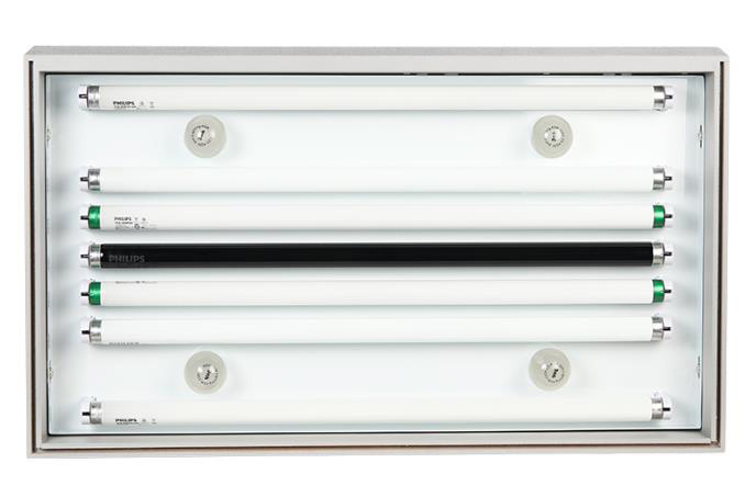 标准光源箱中的对色光源是由什么灯管模拟实现的？